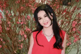 54岁"妲己"温碧霞红裙扮嫩，脸垮颈纹深显老，曾自曝打针冻龄图片