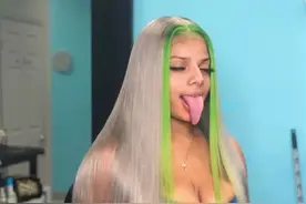 她因拥有超长舌头年收破300万，网友看到超惊人舌上功夫 吓傻图片