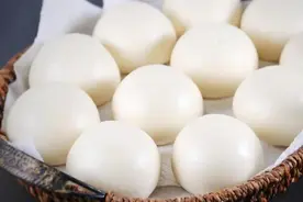 馒头蒸熟后，掀盖收缩皱皮、塌架，面点师教你如何轻松解决图片