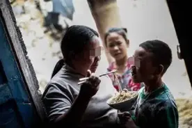 奶奶给孙子孙女包红包，孩子打开一对比，宝妈当场下“逐客令”图片