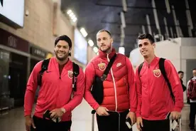 集体反对降薪！曝上港惹怒三大外援，若谈判破裂1.7亿锋霸拒归队图片