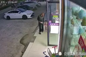 监控拍下乞丐报恩给小孩桃吃，店主上传网络后帮人找回走失的舅舅图片