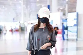 李沁牛奶肌太娇嫩了，穿拼色牛仔裙显出长腿，看状态不像30岁的人图片