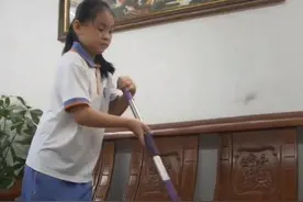 11岁女孩在家像保姆，每天做不完的家务，亲妈仍不满：看着就烦图片