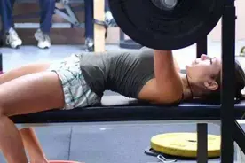 卧推的小技巧抓紧学起来，降低受伤率、提高健身效果就这么简单图片