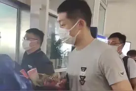国乒抵达厦门！许昕拒签名表歉意：没手了，刘国梁给昕雯吃定心丸图片