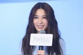 SHE成员田馥甄梨花烫卷发现身，尽显温柔气质图片