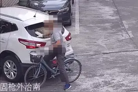 小车倒车撞倒骑车人，司机全责！倒车要注意这些……图片