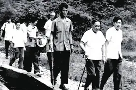 邓小平与峨眉山老大娘图片