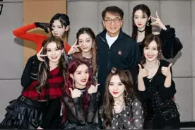成龙与女团合影略显亲密，搭肩搂腰被批行为不当，表情像复制粘贴图片