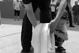 灭火结束，小男孩帮消防员收整水带图片