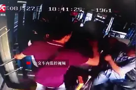 三名乘客车内扭打，公交司机挺身劝架时被抡了一拳视频封面
