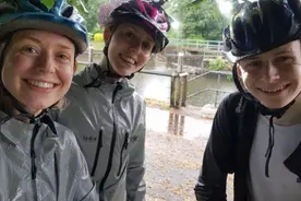 3人自拍遭雷击，事发时在树下避雨，引雷的是手机还是大树？图片