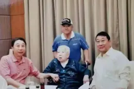 冯巩晒全家福表白母亲，99岁母亲状态不错，一家人共用一张脸图片