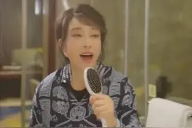 66岁刘晓庆越老越放得开，穿印花衬衫厕所唱歌，梳子当话筒自嗨图片