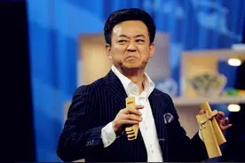 从穷孩子到名嘴一哥，朱军拼了20年，跌下来却只因1个女实习生图片