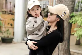 “浪姐”王智罕晒2岁女儿，西装棒球帽帅气可爱，呆萌神情似妈妈图片