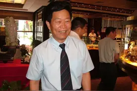 52岁云南首富，身价35亿，却突然宣布破产，负债90亿，为啥图片