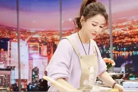 她才是真正“冻龄”女神，53岁上节目似少女，同框主持人太尴尬图片