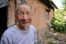 101岁爷爷开心生活，男女老少都和他开玩笑，90岁时仍开荒种地图片