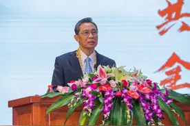 掌声久久不息！钟南山回忆“乘餐车去武汉”背后故事，一句话令人泪目图片