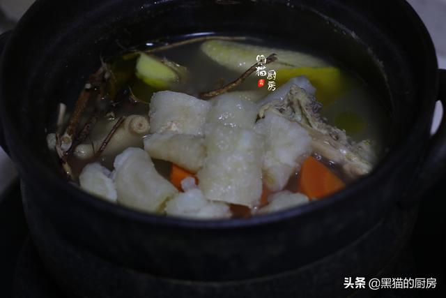 花胶玉米胡萝卜煲鸡汤的做法 花胶红萝卜玉米鸡汤的做法