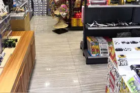 出差昆明途径长水机场 精致的小商品 机场一角街拍图片