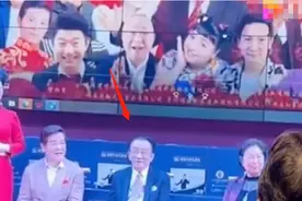 侯耀华现身奇志收徒仪式，皱纹明显发际线后移，出行三助理排场大图片