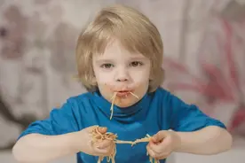 孩子以后有没有出息，在餐桌上就能看出来图片
