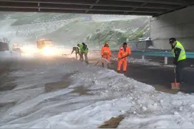 冰雹突袭，毕节这段高速最深积冰达20厘米图片