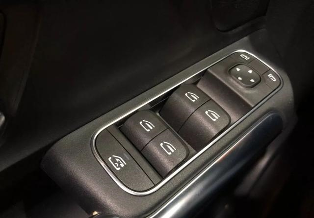 2020款奔驰B200时尚型测评：内饰豪华，实用性强悍