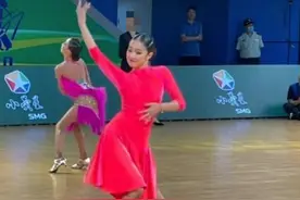 马伊琍13岁女儿赛场秀舞姿，身材曲线优越继承好基因，五官像文章图片