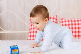 想要宝宝走得好，稳固爬行少不了，宝宝的关键学爬期，别错过了图片