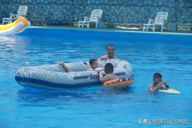 贫困小伙闫飞飞开了个水乐园：水中“捞”钱奔小康图片