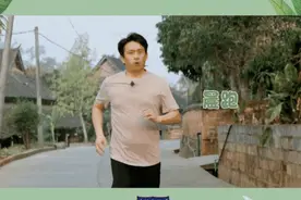 看到黄磊跪地上与陌生小男孩聊天，你还说他只会讲大道理说教吗图片