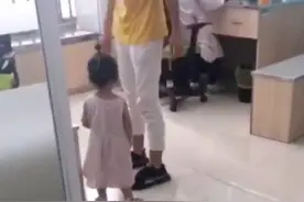 3岁女孩打完针后越想越气，非要找医生“报仇”，宝妈：拦不住图片