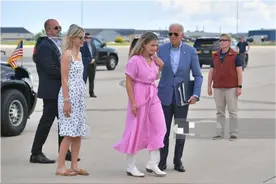 拜登带22岁孙女亮相！孙女穿粉裙颜值好高，第一夫人蕾丝白裙赢了图片