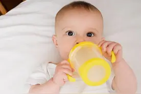 新生儿6个月内不用喝水？孩子若出现这3种情况，家长赶紧喂水图片