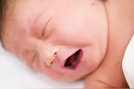 婴儿吃饱了还哭闹，家长别再抱起摇晃了，掌握这招轻松止哭安睡图片