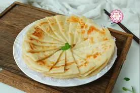 我烙饼不用开水、不用酵母，5分钟烙一张，软软的一层一层真香图片