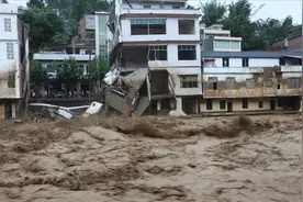 水的破坏力有多强？能量毁天灭地，瞬间吞噬途经的一切图片