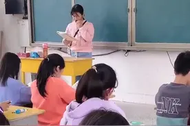 河南一老师迟到进教室见班长在替其上课，动作娴熟：气质拿捏了图片