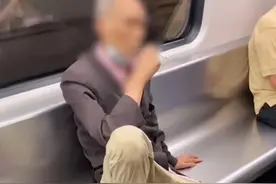 广州一男子在地铁光脚抽烟，广州地铁通报称已批评教育图片