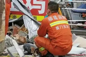泉州酒店坍塌现场年幼姐弟遇难，被发现时弟弟仍抱着姐姐的腰图片