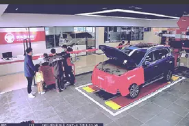 监控拍下的温馨一幕，汽修师傅“接单”6岁男童修车需求图片