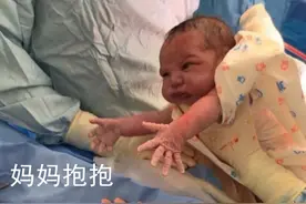 新生宝宝刚出生就向妈妈索要抱抱，医生都拦不住，网友：粘人宝宝图片
