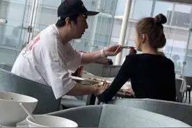 王思聪给新女友投喂，宠溺的动作和眼神与他喂狗的神态一样图片