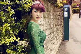 金巧巧“红配绿”惊艳了，身穿大绿裙脚蹬大红鞋，身材曲线好妖娆图片