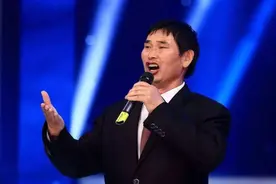 大衣哥参加节目录制，大肚子把衬衣撑开了，遭工作人员“调戏”图片