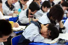 孩子在课堂上打瞌睡，老师拍照片发到家长群，宝爸：存心找麻烦？图片